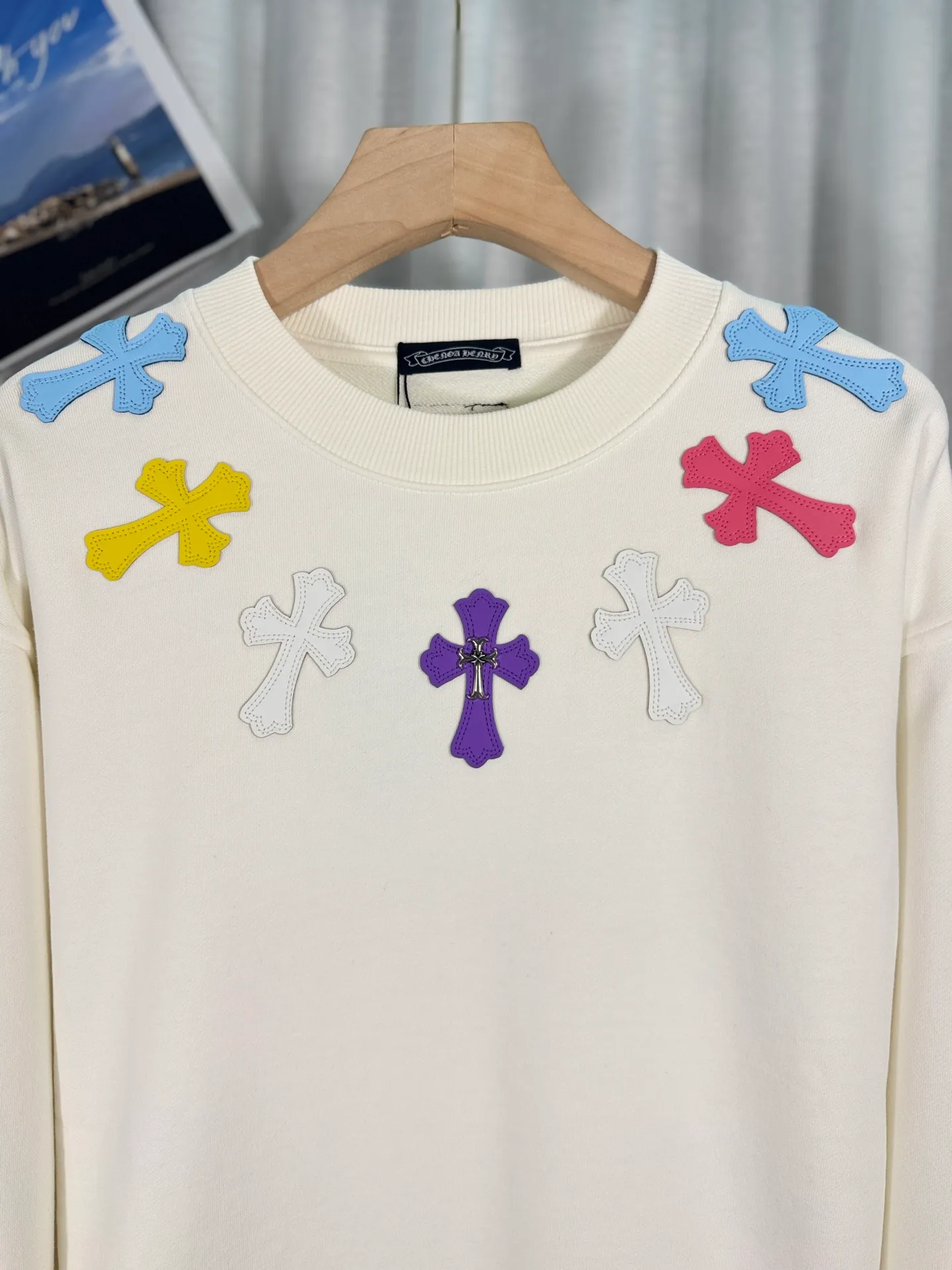 P260 top version, real shot without P, ​​different from market currency) 𝗖𝗵𝗿𝗼𝗺𝗲 𝗛𝗲𝗮𝗿𝘁𝘀/Cro Heart 2025 washed patch embroidery autumn and winter new original single counter American laser burnt 3D three-dimensional color embroidered couple casual sweatshirt 👑The highest version! Customized fabric 420g tripe terry fabric! American acid-washed and distressed original fabric laser burnt ✟appliqué embroidery and exquisite embroidery of letters! The best-selling model in the counter, very comfortable to wear. Accessories: original molded and authenticated collar label➕100% silk wash label. Genuine purchase-grade original hangtag➕matching hanging rope➕3D hanging beads➕original packaging bag. Craftsmanship: The original version has consistent wiring! The highest version of the armhole matching technique! Color: White Black Size: S M L XL Style No.: 9313